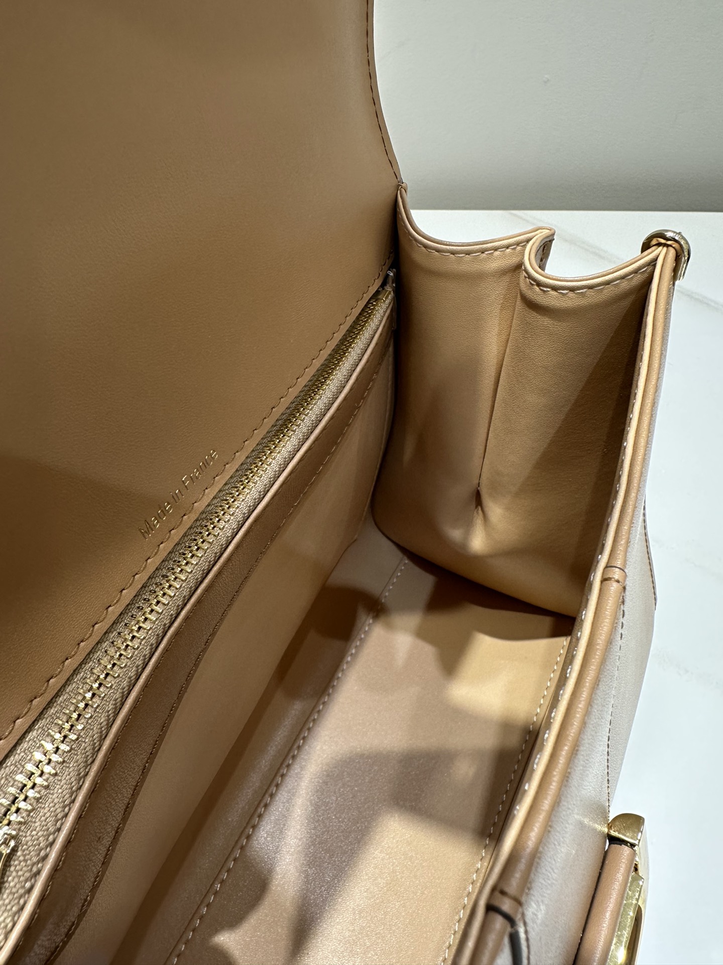 델보 브리앙 PM 박스백 브라운